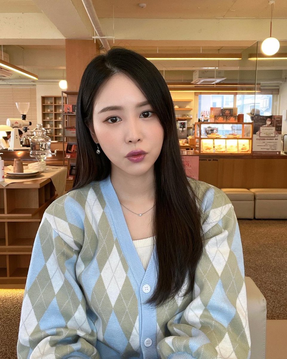 예전에는 뭐든 혼자 알아서 척척 하는 사람이 강한 사람인 줄 알았는데 요즘은 오히려 그 반대라는 생각이 든다. 부족한 것이 있으면 누군가에게 기대고 모르는 것이 있으면 누구에게든 묻는 사람, 못하는 것이 있으면 무엇이든 배우고 못난 것이 있으면 어떻게든 고치려는 사람,