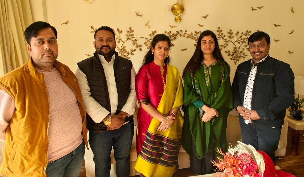 Raja bhaiya Aligarh (@rajabhaiyaiyc) on Twitter photo प्रसिद्ध वक्ता और राष्ट्रीय महिला कांग्रेस की राष्ट्रीय अध्यक्ष <a href="/LambaAlka/">Alka Lamba 🇮🇳</a> जी से उनके आवास पर मुलाक़ात के दौरान ली गई छायाचित्र, मौजूद हैं पूर्व विधायक प्रत्याशी बड़े भाई <a href="/ZiaurRahmanIYC/">ZIAUR RAHMAN</a> जी।
#rajabhaiyaaligarh #newdelhi #AlkaLamba प्रसिद्ध वक्ता और राष्ट्रीय महिला कांग्रेस की राष्ट्रीय अध्यक्ष <a href="/LambaAlka/">Alka Lamba 🇮🇳</a> जी से उनके आवास पर मुलाक़ात के दौरान ली गई छायाचित्र, मौजूद हैं पूर्व विधायक प्रत्याशी बड़े भाई <a href="/ZiaurRahmanIYC/">ZIAUR RAHMAN</a> जी।
#rajabhaiyaaligarh #newdelhi #AlkaLamba