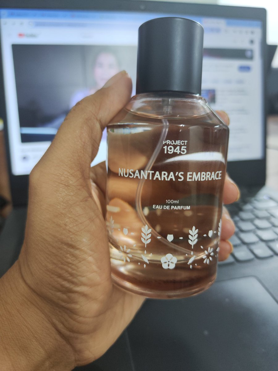 khoisa's tweet photo. First purchase in 2024. Nusantara's Embrace from local brand Project 1945.

Wanginya beneran langsung kecium perpaduan beras, wijen, dan cendana. 

Gak se-trong baunya jadi aman dipake pagi-pagi klu naik KRL yg sering padet.

Next mau coba varian Princess of Java ah

#Project1945 https://t.co/voo5Yh58aH