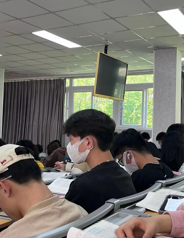 關於今天我看見的全過程 XD
#大學 https://t.co/4eMZ3xotod