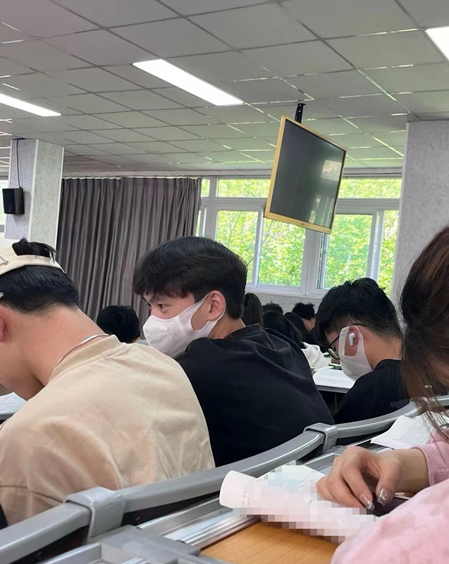 關於今天我看見的全過程 XD
#大學 https://t.co/4eMZ3xotod