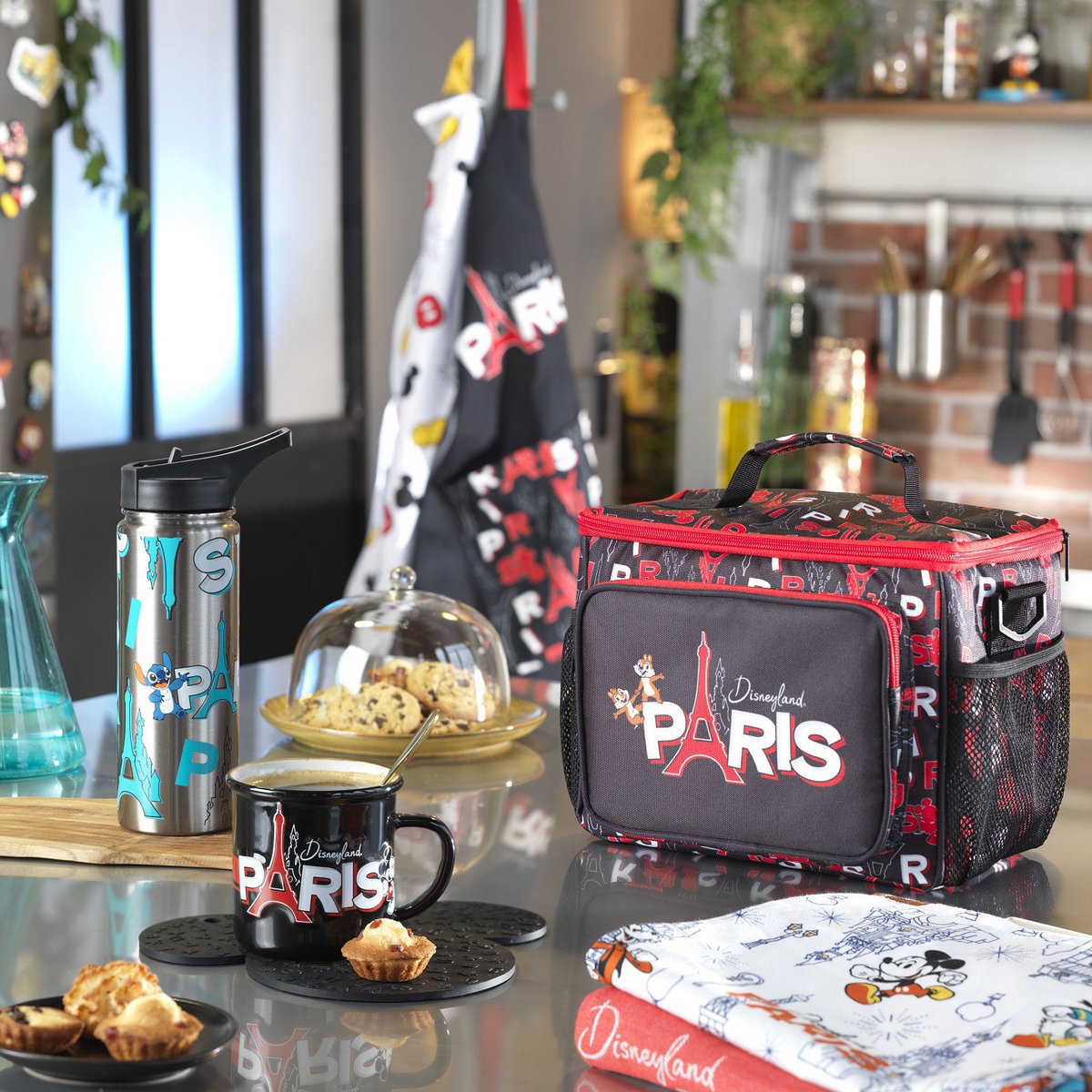 Vanaf vandaag is er nieuwe merchandise verkrijgbaar in Disneyland Paris uit de "PARIS" lijn! In totaal zijn er 130 nieuwe items bij gekomen. Komende dagen en weken zullen alle items worden toegevoegd aan het assortiment in de meeste shops in beide parken en Disney Village.