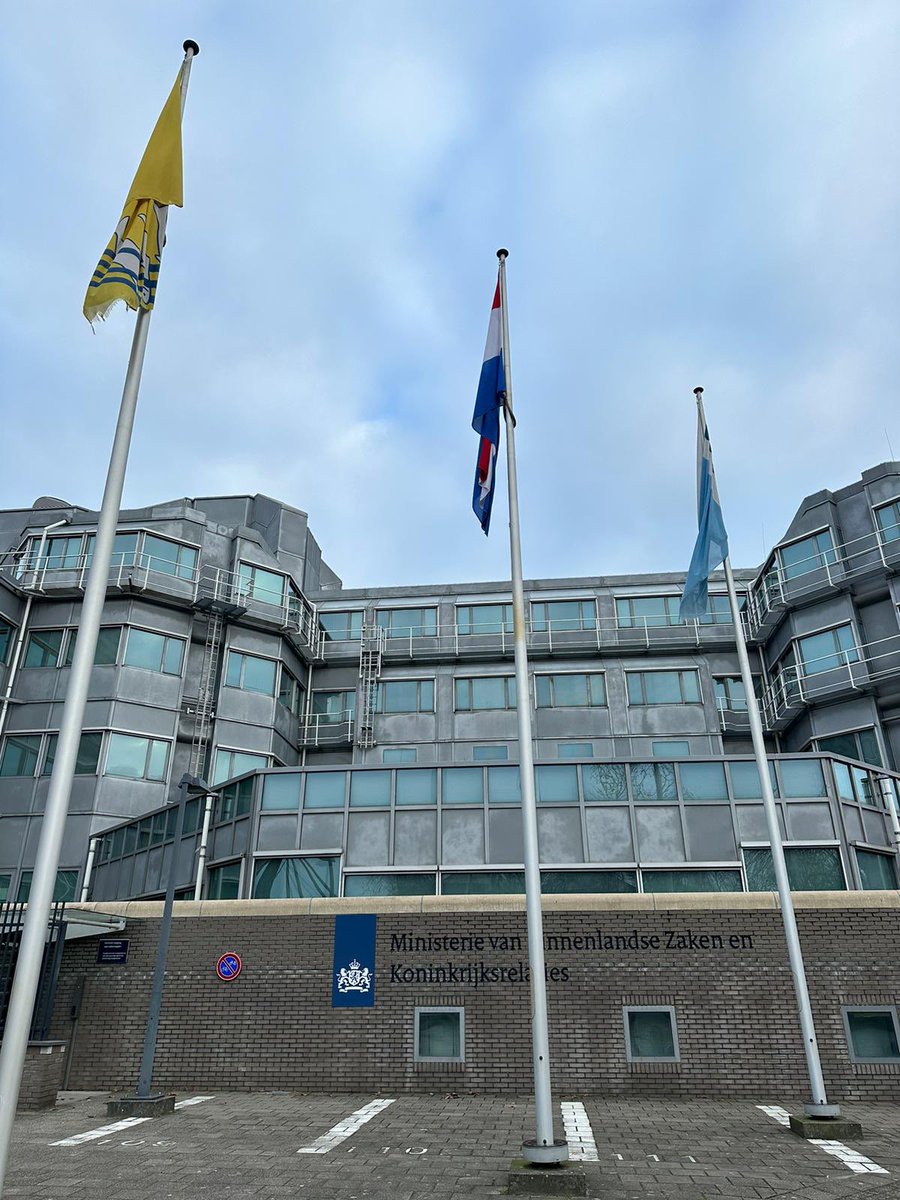 Het nieuwe jaar begonnen bij de <a href="/AIVD/">AIVD</a>. Met alle toenemende dreigingen, is hun werk onmisbaar bij het beschermen van de nationale veiligheid en de democratische rechtsorde. 

Dankbaar dat we elke dag mogen rekenen op de professionaliteit en toewijding van de mensen van de dienst.