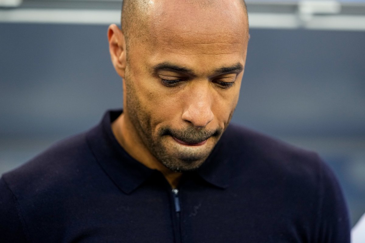 ActuFoot_'s tweet photo. Thierry Henry s’exprime sur son enfance et sa dépression tout au long de sa carrière de footballeur : 

« Tout au long de ma carrière, j’ai été en dépression. Pour comprendre cela, il faut remonter à quand j’étais jeune !

À mon enfance, je n’ai pas eu d’affection… quand mon père m’a eu dans ses bras, la première chose qu’il a dit fût : "ce bébé sera un incroyable joueur de football.".

Il m’a façonné, il était dur. À 13 ans, je joue et gagne un match 6-0. Je marque les 6 buts mais… c’était toujours ce que je n’ai pas fait qui comptait.

J’ai toujours eu la peur et l’impression de plaire aux autres grâce à mon football, mon argent jusqu’au jour où ma copine et mes enfants ont tout commencé à pleurer pour la personne que je suis. Et là tu te sens humain. ❤️ »

(@StevenBartlett)