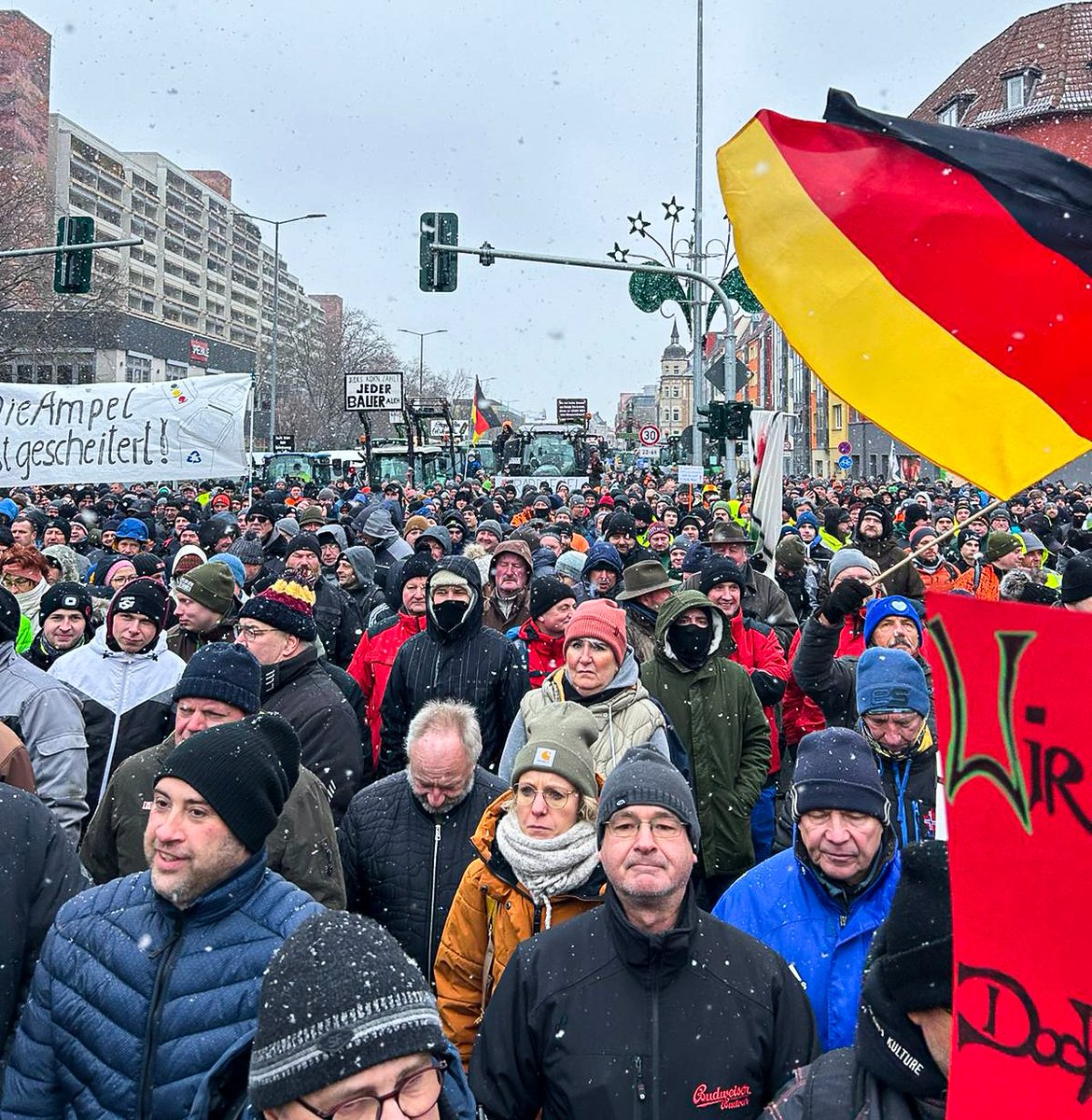 BuendnisTH's tweet photo. Mit dabei in Erfurt für unsere #Bauern &amp; Landwirte, für unsere Kinder, für unsere Zukunft! 👍❤️

#Bauernproteste #Politikwende https://t.co/rPbpUEAYZ6