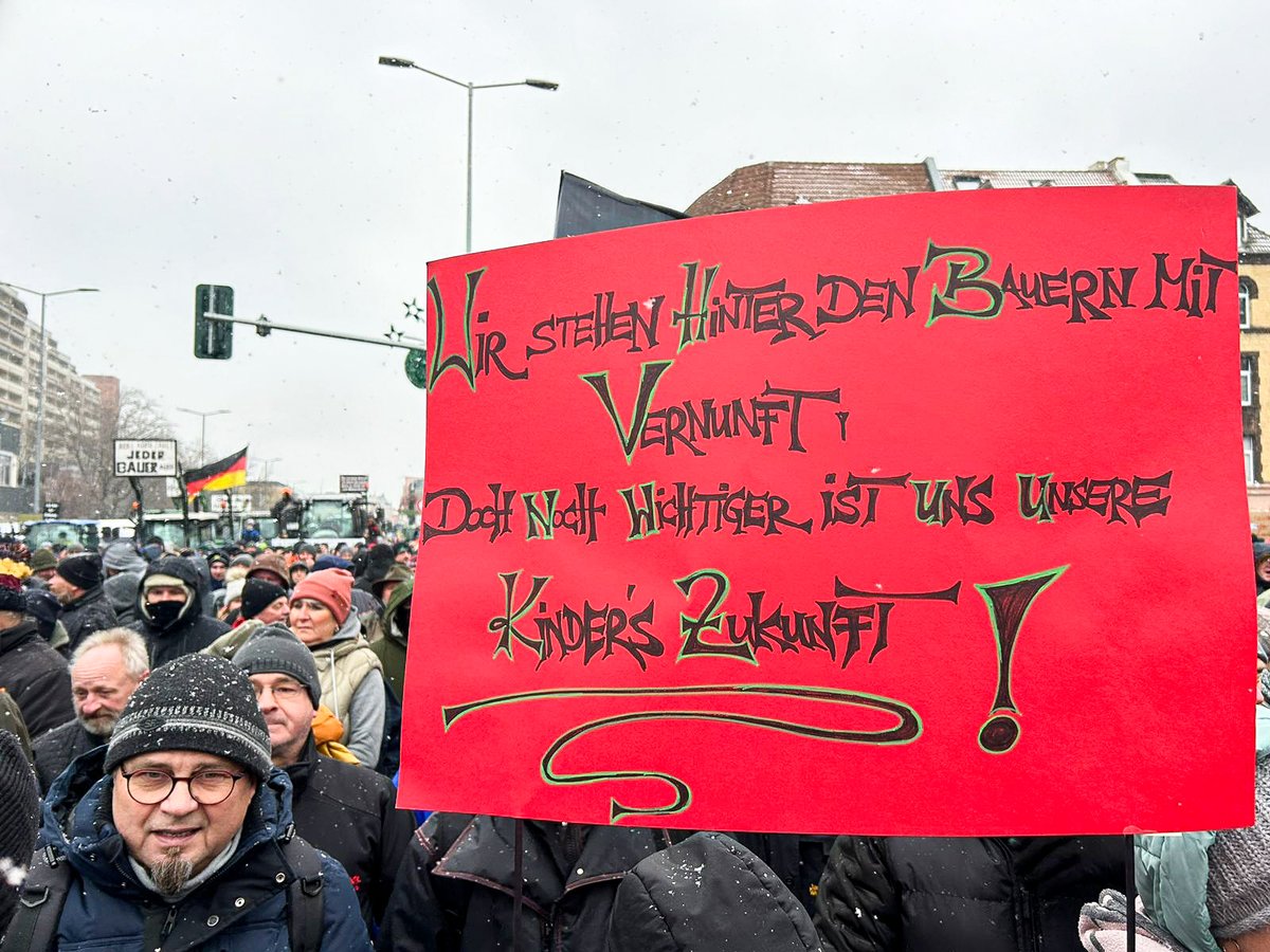 BuendnisTH's tweet photo. Mit dabei in Erfurt für unsere #Bauern &amp; Landwirte, für unsere Kinder, für unsere Zukunft! 👍❤️

#Bauernproteste #Politikwende https://t.co/rPbpUEAYZ6