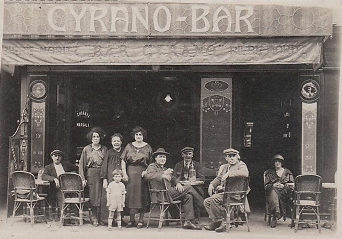 HistoireParis17's tweet photo. #LundiBrasseries n°2⃣7⃣
Ouvert en 1914 au 3 rue Biot, le bistrot "Le Cyrano" fête ses #110ans avec son beau décor Art Nouveau et son ambiance chaleureuse.
Il fait partie des nombreuses adresses que nous raconte @NOURISSONPasca1 dans "Les commerces des Batignolles de 1900 à 2020". https://t.co/8C6xsZfOwL