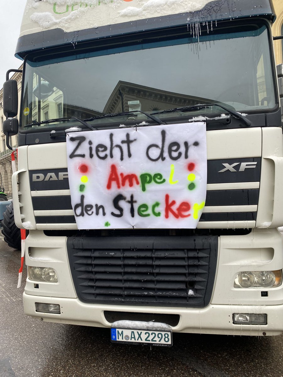 KlugscheisserM's tweet photo. Impressionen #Bauerndemo #muc0801 M-AX baut einen Galgen! Keine @PolizeiMuenchen  weit und breit! https://t.co/BWVYaK3D5l