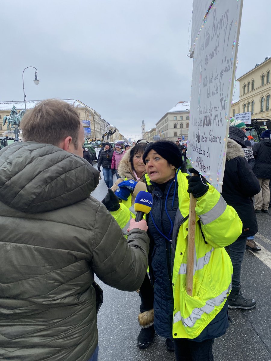 KlugscheisserM's tweet photo. Impressionen #Bauerndemo #muc0801 M-AX baut einen Galgen! Keine @PolizeiMuenchen  weit und breit! https://t.co/BWVYaK3D5l