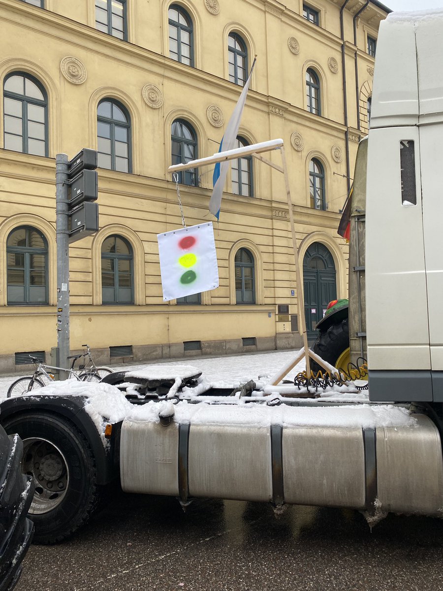 KlugscheisserM's tweet photo. Impressionen #Bauerndemo #muc0801 M-AX baut einen Galgen! Keine @PolizeiMuenchen  weit und breit! https://t.co/BWVYaK3D5l