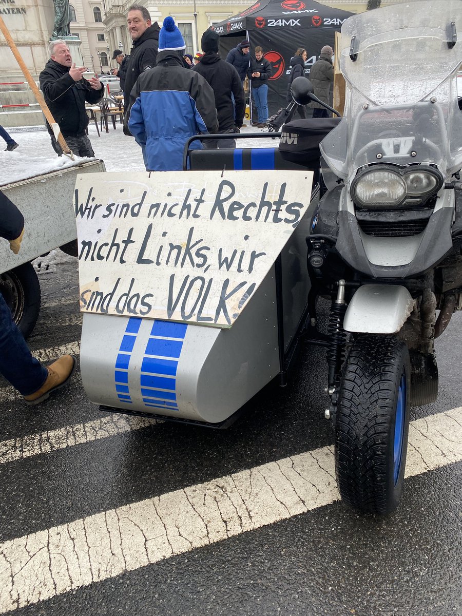 KlugscheisserM's tweet photo. Impressionen #Bauerndemo #muc0801 M-AX baut einen Galgen! Keine @PolizeiMuenchen  weit und breit! https://t.co/BWVYaK3D5l