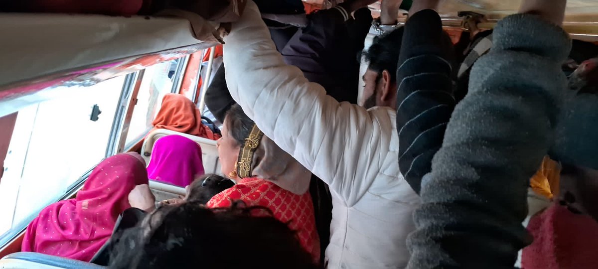 Kapilsharma50's tweet photo. भिंड से लहार की ओर जाने वाली बसों में लोग कर रहे हैं जान को जोखिम में डालकर यात्रा । गुना में हुआ बस हादसा से प्रशासन नहीं ले रहा है सबक
#bhind
#madhayapradesh https://t.co/MLSizGHqwE
