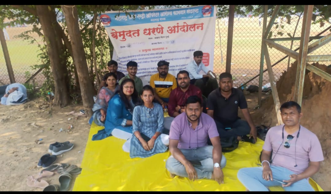 PradipJopa89254's tweet photo. महाराष्ट्र डाटा एन्ट्री ऑपरेटर आरोग्य कामगार संघटना ,आत्ता तरी सरकारला जाग येईल का, गाढ झोपेतच आहेत , जर न्याय भेटला नाही तर  या  पंचवार्षिकला् यांची जागा दाखवून देऊ , कळकळीची विनंती आहे. आझाद  मैदानाचे वाघ आणि वाघीणी खिंड लढवताना https://t.co/bxlLd0CqQo