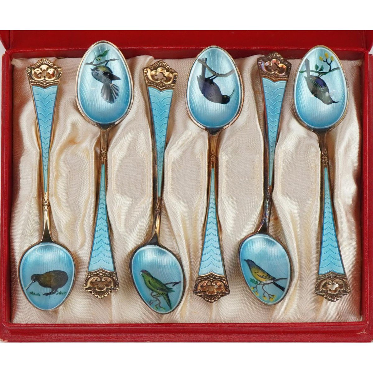 eastbourneauct's tweet photo. Our Antiques, Collectables, and Jewellery Auction will start on 9th Jan 2024 from 9:30 am!
Lot 158 is this David Andersen, a six Norwegian 925S sterling silver enamel teaspoon set.
Explore the catalogue: https://t.co/Jzf4f84BAm
#eastbourneauctions #DavidAndersen #Norwegian https://t.co/zvZa6A96gE