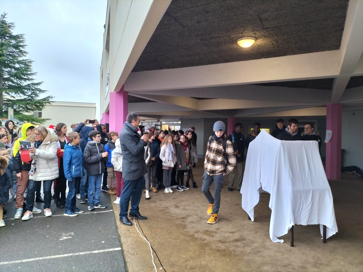 Le groupe scolaire St Joseph La Salle vous souhaite une très belle année 2024. Retour en images sur le temps fort de Noël. Au programme fabrication de boites de Noël pour l'association "Un Repas pour tous". Merci de ces moments partagés. Bonne reprise à tous !