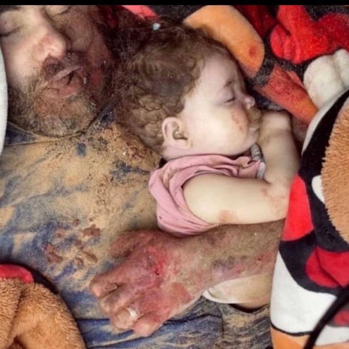 MehmetArdic_'s tweet photo. İsrail ordusu "Cebileye'de" tek bir eve karşı katliam yapıp evde bulunan 80 kişinin tamamını öldürdü! 

🔺Bir baba kucağında bebeği ile şehit oldu... #GazaGenocide https://t.co/m606ixT10B