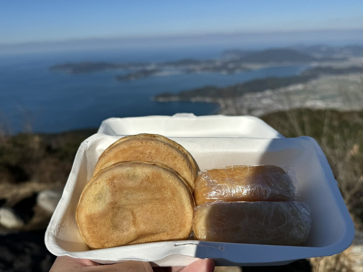 selfish_f's tweet image. 今日はいなほ焼き買って二丈岳登った⛰️
オリジナルとカスタードがお気に入り😋