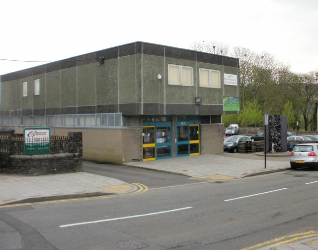 Ydych chi wedi ymweld â Llyfrgell Rhymni ar ei newydd wedd? Ar agor heddiw 9:30am - 6pm. Mae tu fewn y llyfrgell bellach yn edrych yn wahanol iawn....

Have you visited the new look Rhymney Library ? Open today 9:30am - 6pm. The inside of the library now looks very different....