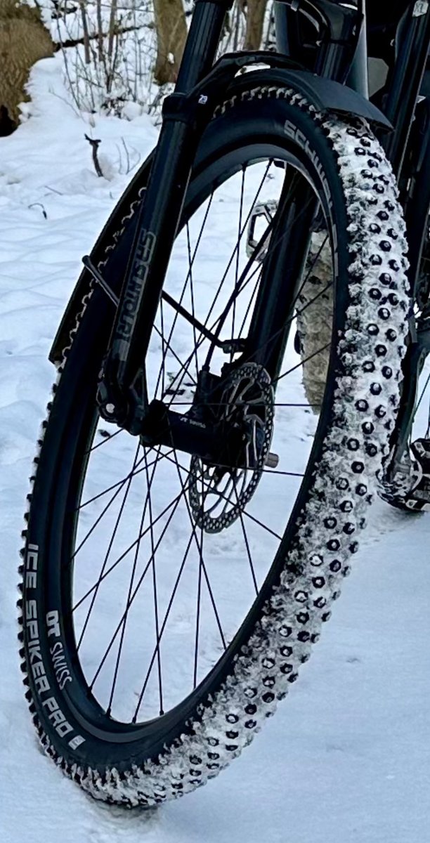 TLUHH's tweet image. #Autoidioten - #ProTipp für euch: Ihr könnt NICHT die spiegelglatte Fahrbahn so schnell runternageln wie Radverkehr mit Spikereifen - sonst heißt es Blechfalten! #DealWithIt 🥳 #FahrradAlltag #Ebersreye #Hamburg