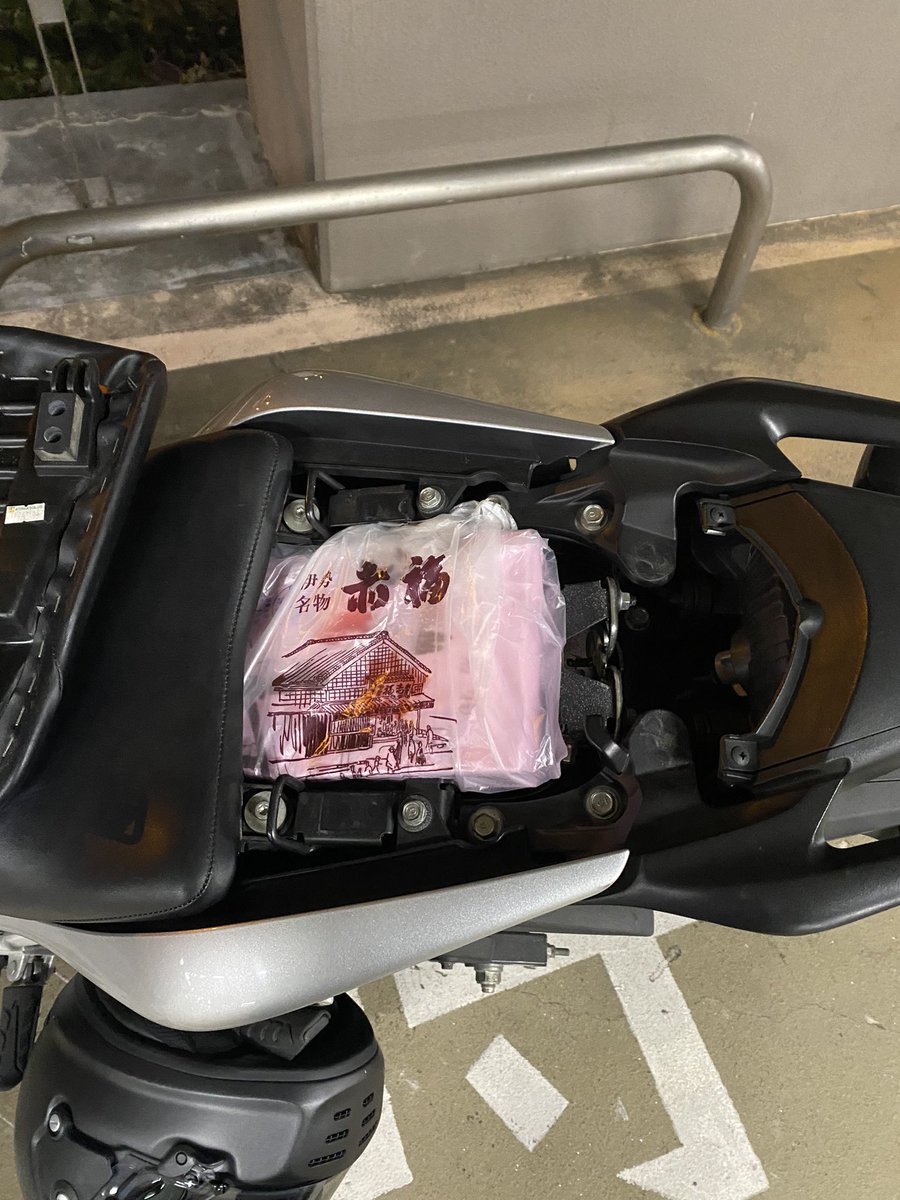gyoooooothe's tweet photo. バイクのケツに赤福がシンデレラフィットした https://t.co/q0csR6b0mp