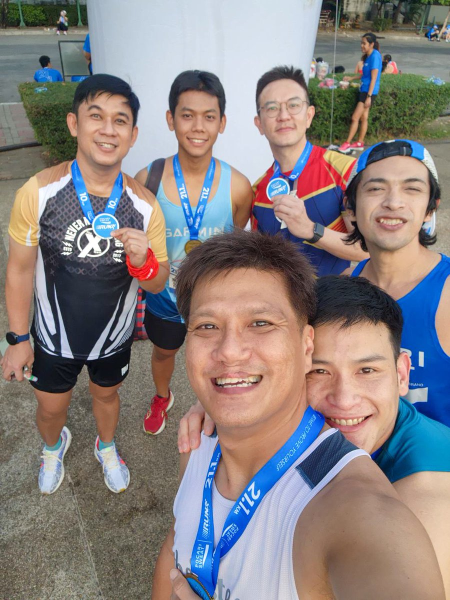 NinjaTooK's tweet photo. 🤍💙 ลุงตุ๊ก และ ผองเพื่อน ที่ งาน POCARI SWEAT RUN THAILAND 2024 ได้เจอกันก็มีรอยยิ้ม มีเสียงหัวเราะ มีความสุขให้กันในทุกครั้งไป 🥰  ep.1 

#PocariSweatRunThailand2024
#TimeToProveYourself 
#มาเถอะอยากเจอ 
#งานถนนจอยๆ
#tookkyrun https://t.co/VsKpmQAoZH