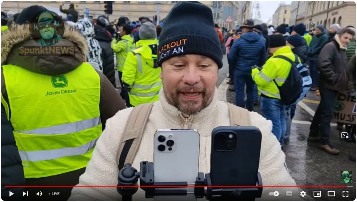 BRechercheteam's tweet photo. Österreichischer Quertreiber und rechtslastiger Aktivist #ThomasSchaurecker auf der #Bauerndemo in #München. Der Vogel der Bundespräsident werden wollte in unserem Nachbarland. Haben die Montags nicht anderes zu tun??? Haben die alle keinen Job? Frage für einen Freund. #MUC0801 https://t.co/Roz8H9QOlV