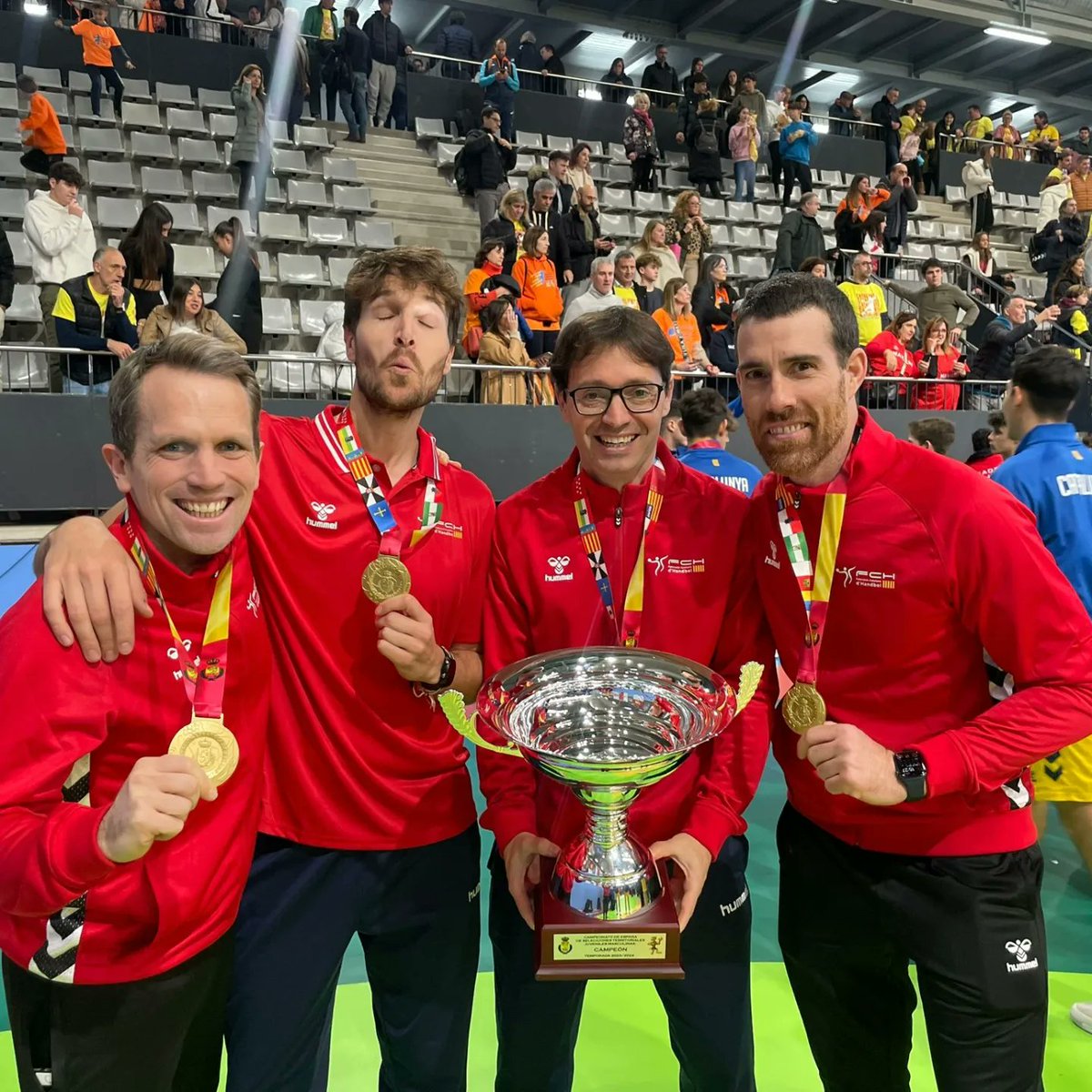 Campions d,Espanya juvenils! Un grup espectacular que disfruta defensant i que m,ha fet tornar a gaudir de competir al màxim nivell. Moltes gràcies a tots i molta sort a les vostres carreres, segur que aviat sentirem parlar de vosaltres <a href="/FedCatHandbol/">Federació Catalana d’Handbol</a> @cesabm2024CAT #CESA2024CAT