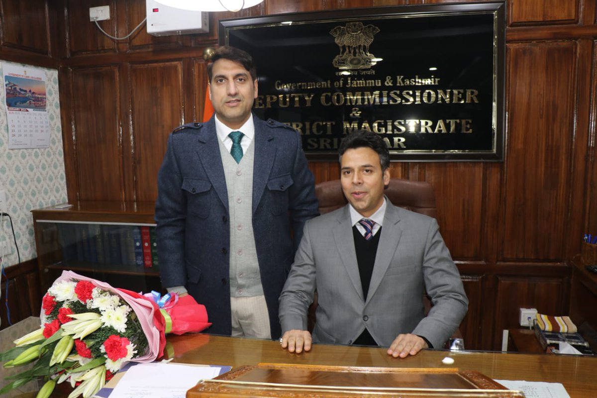 #Inpics Dr. Bilal Mohi-ud-Din Bhat takes over as Deputy Commissioner Srinagar on Monday. He was received and welcomed by the outgoing DC Aijaz Asad. @DrBilalbhatIAS