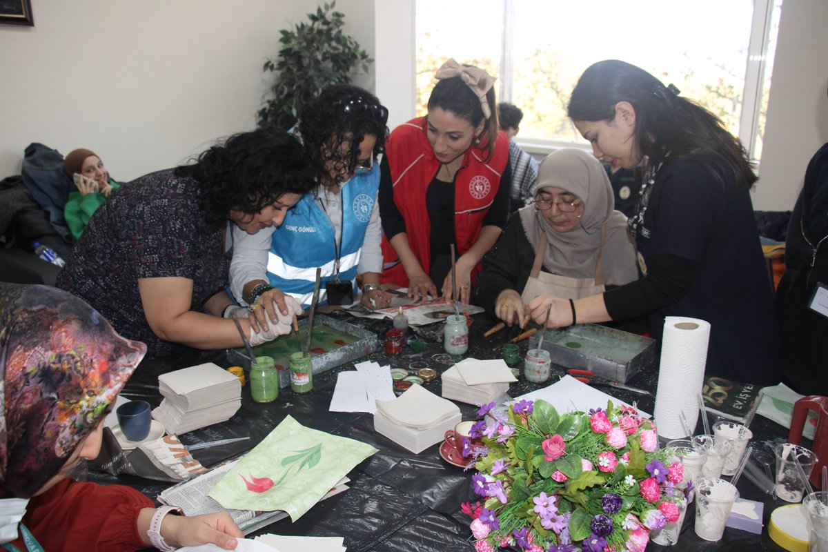gsb_seyhangm's tweet photo. HASTANEYE VE HASTA YAKINLARINA RENK KATMAYA GELDİK🥰 🎨
Çukurova devlet hastanesi Palyatif bölümü hasta ve yakınlarına ve çalışanlarına ebru, kokulu taş ve punch gibi sanatsal etkinlikler yaptırararak keyifli anlar geçirmelerine vesile olduk.😇🌺
#Sevgimerhamettimi
#Seyhangm https://t.co/SeT69Pm5ea