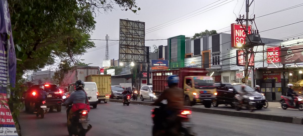 ade_qu's tweet photo. Bahaya ini,hati2 buat para pengendara. Ranting patah masih menggantung.posisi sblm TL Pedurungan dr arah Penggaron.@RadioIdolaSMG @infosemarang_id https://t.co/8wlXr38J3b