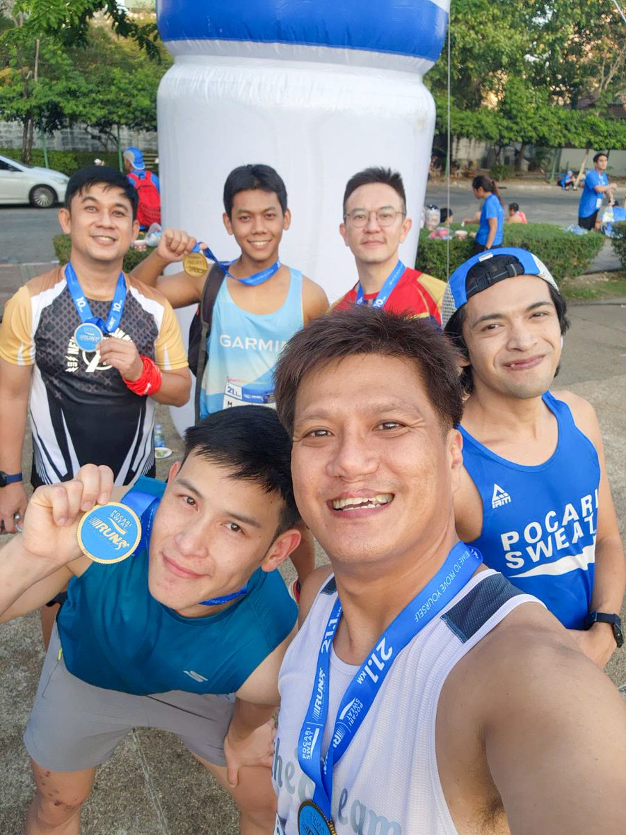 NinjaTooK's tweet photo. 🤍💙 ลุงตุ๊ก และ ผองเพื่อน ที่ งาน POCARI SWEAT RUN THAILAND 2024 ได้เจอกันก็มีรอยยิ้ม มีเสียงหัวเราะ มีความสุขให้กันในทุกครั้งไป 🥰  ep.2

#PocariSweatRunThailand2024
#TimeToProveYourself 
#มาเถอะอยากเจอ 
#งานถนนจอยๆ
#tookkyrun https://t.co/W17SNZPCq9