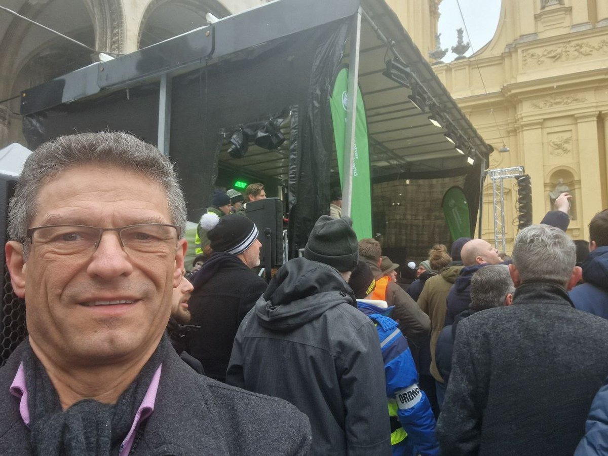 Ganz nah dran beim #Bauernaufstand auf dem Odeonsplatz in #München. Die #Landwirte zeigen der #Ampel die rote Karte! #Bauernproteste wirken. Es wird Zeit für #Neuwahlen. #AfD!