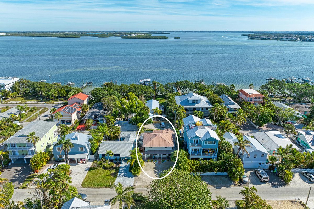 AnnaMariaLifeVR's tweet photo. 🌴Book Your Family Getaway at Beach Bay B on Beautiful Anna Maria Island!
4 Bd | 5 Ba | Private Heated Pool  | Guest Suite w/ 2 Bedrooms, Kitchen, &amp; Living Area | Book Your Stay Now:  https://t.co/C6RP5Fbaij  
#AnnaMariaIsland #ami  #annamarialife  #FamilyGetaway  #Beach https://t.co/iwWGK172pi