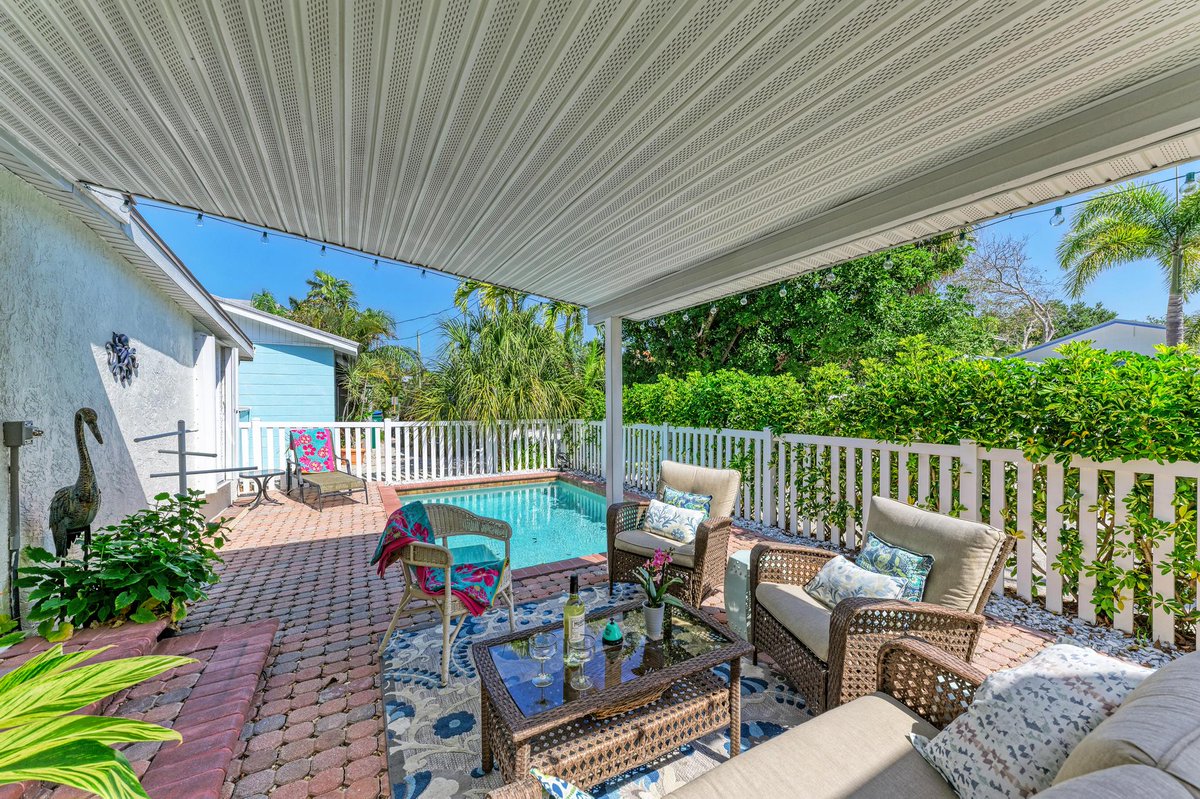AnnaMariaLifeVR's tweet photo. 🌴Book Your Family Getaway at Beach Bay B on Beautiful Anna Maria Island!
4 Bd | 5 Ba | Private Heated Pool  | Guest Suite w/ 2 Bedrooms, Kitchen, &amp; Living Area | Book Your Stay Now:  https://t.co/C6RP5Fbaij  
#AnnaMariaIsland #ami  #annamarialife  #FamilyGetaway  #Beach https://t.co/iwWGK172pi