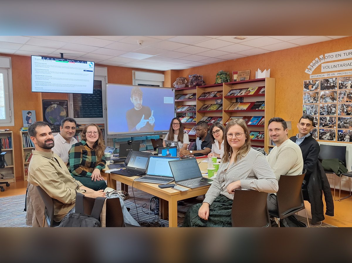 ColegioGaudem's tweet photo. El Colegio Gaudem tuvo el gusto de acoger la reunión transnacional del Proyecto Europeo #sign4change, en el que los miembros del proyecto están elaborando un currículum para el #alumnado #sordo -y otro para profesores- sobre innovación social educativa 👩🏫
#ColegioGaudem https://t.co/Ojx51JCnq7