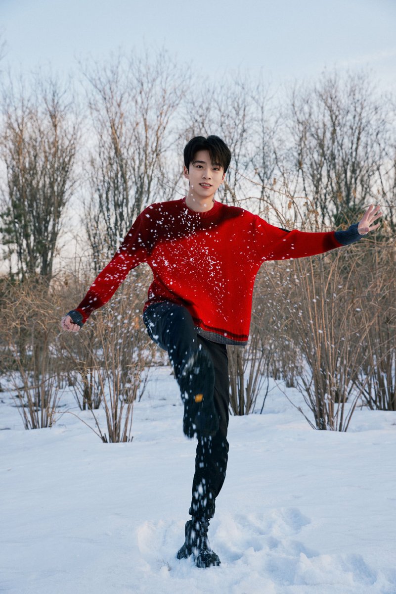 รูปลูกแมวเล่นหิมะ ยัยหนูหนาวมั้ยเนี่ยใส่เสื้อบางขนาดนี้😭