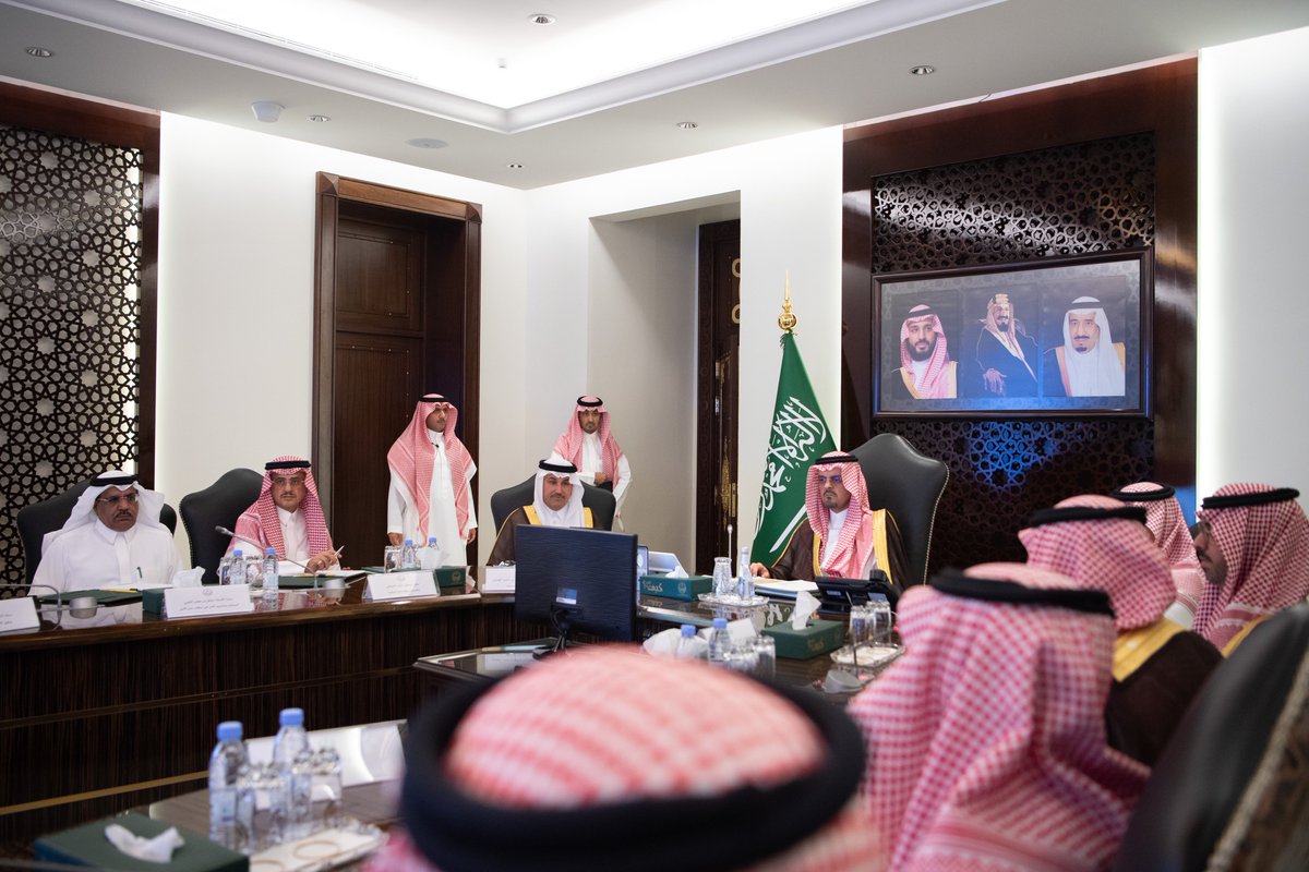 makkahregion's tweet photo. نائب أمير منطقة مكة
الأمير #سعود_بن_مشعل
يرأس اجتماعاً بحضور معالي وزير النقل والخدمات اللوجستية م. صالح الجاسر، والرئيس التنفيذي لهيئة تطوير جدة م. أيمن منسي، وعددٌ من مسؤولي شركة روشن
.. استعرضت الهيئة مشاريع النقل والقطاع اللوجستي بجدة ، كما قدّمت روشن عرضاً عن المبادرات التي تعمل على تطويرها بالمحافظة.