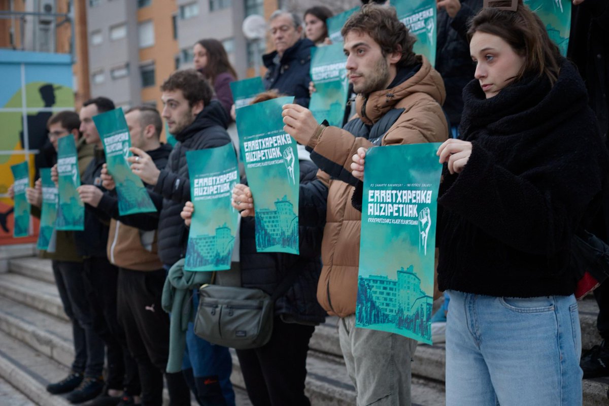 RotxaAuzipetuak's tweet photo. - ERROTXAPEAKO AUZIPETUAK -

2021eko apirilean auzoan emandako atxiloketen harira, bi pertsona epaituak izango dira.

Dos personas serán juzgadas debido a las detenciones que se dieron en el barrio en abril de 2021. 

Ez zaudete bakarrik!
¡No estáis solos! https://t.co/YN5xnL4Zjk