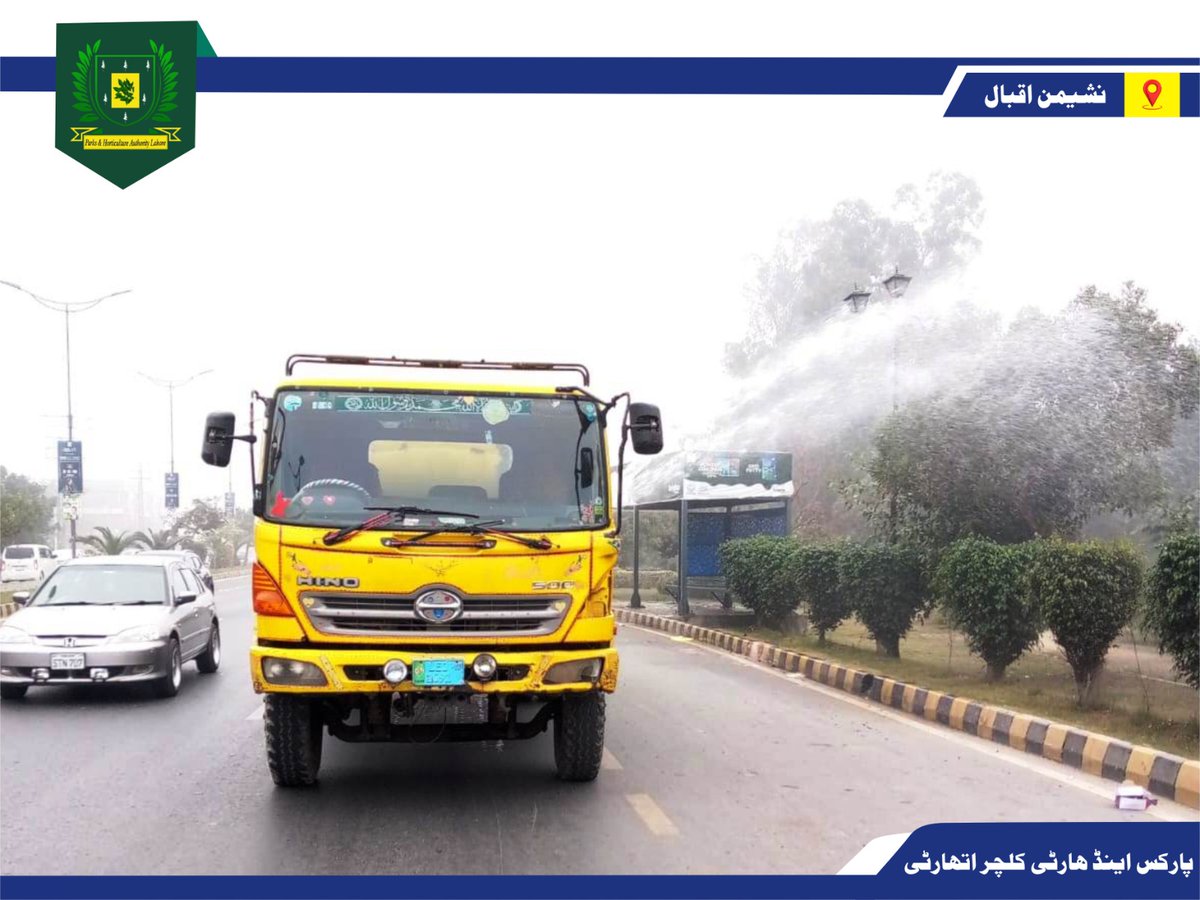 PhaLhr's tweet image. پارکس اینڈ ہارٹی کلچر اتھارٹی کی واٹرٹینک گاڑی نشیمن اقبال کی گرین بیلٹ پر پانی لگا رہی ہے۔

#treewatering #Lahore