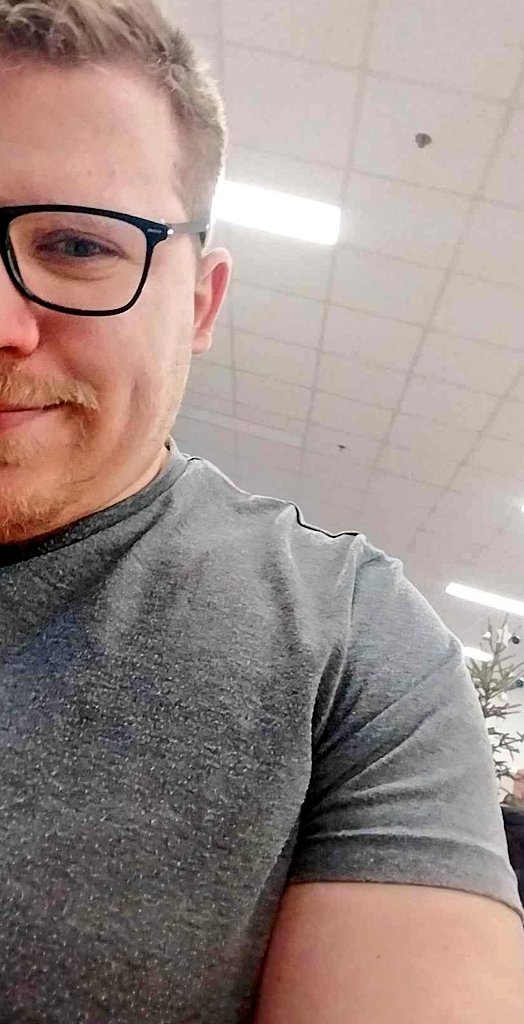 bchungary's tweet photo. Kolleganok kabatban vacognak az irodaban, mert 20 fok van ,ekozben en : https://t.co/uijoACksvv