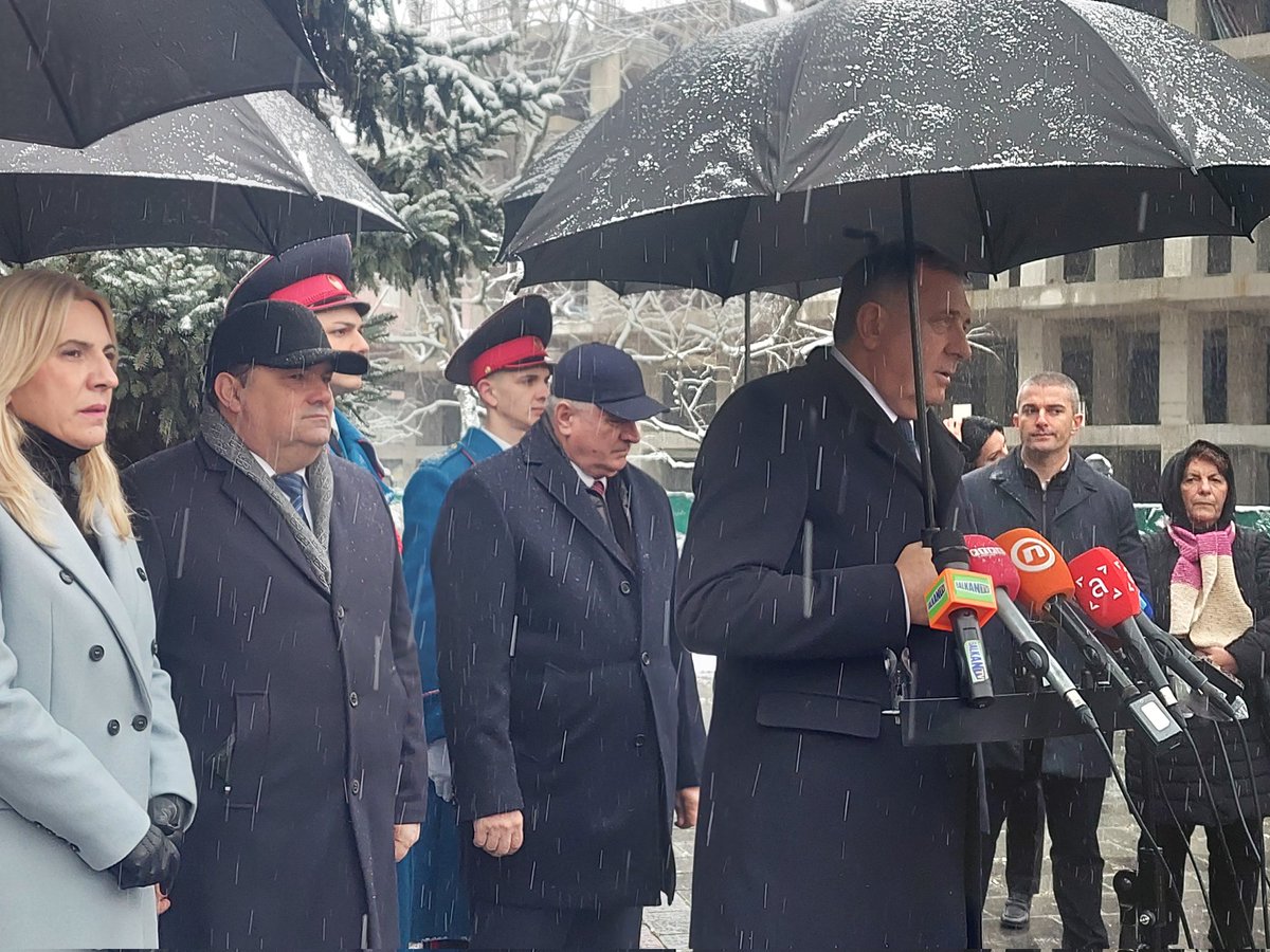 Polaganjem vijenaca poginulim borcima VRS i poginuli borcima Drugog svjetskog rata, pocelo je obiljezavanje 9.januara, Dana Republike i 32 godine postojanja Republike Srpske <a href="/unatvbih/">UNA TV BiH</a>  #DanRepublikeSrpske