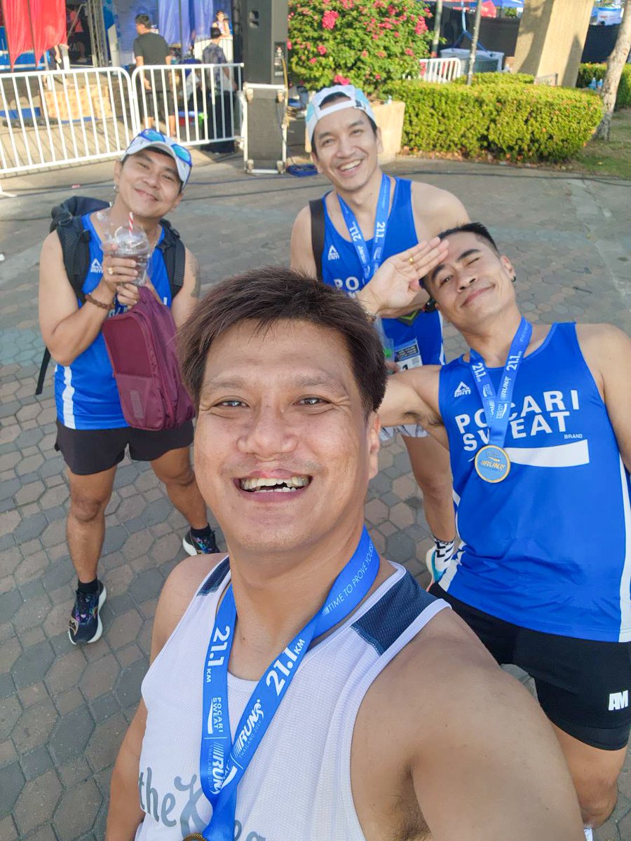 NinjaTooK's tweet photo. 🤍💙 ลุงตุ๊ก และ ผองเพื่อน ที่ งาน POCARI SWEAT RUN THAILAND 2024 ได้เจอกันก็มีรอยยิ้ม มีเสียงหัวเราะ มีความสุขให้กันในทุกครั้งไป 🥰  ep.4 

#PocariSweatRunThailand2024
#TimeToProveYourself 
#มาเถอะอยากเจอ 
#งานถนนจอยๆ
#tookkyrun https://t.co/I9yxFibdVu
