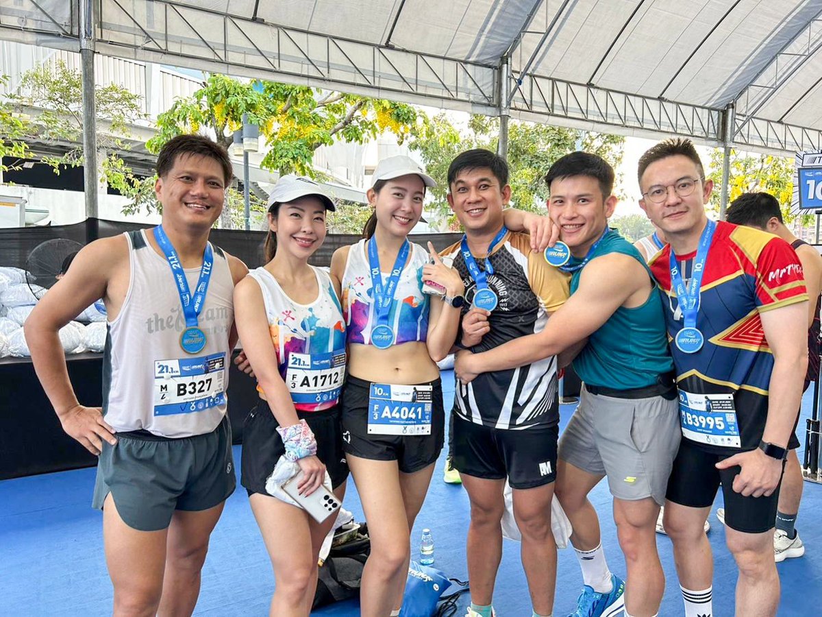 NinjaTooK's tweet photo. 🤍💙 ลุงตุ๊ก และ ผองเพื่อน ที่ งาน POCARI SWEAT RUN THAILAND 2024 ได้เจอกันก็มีรอยยิ้ม มีเสียงหัวเราะ มีความสุขให้กันในทุกครั้งไป 🥰  ep.4 

#PocariSweatRunThailand2024
#TimeToProveYourself 
#มาเถอะอยากเจอ 
#งานถนนจอยๆ
#tookkyrun https://t.co/I9yxFibdVu