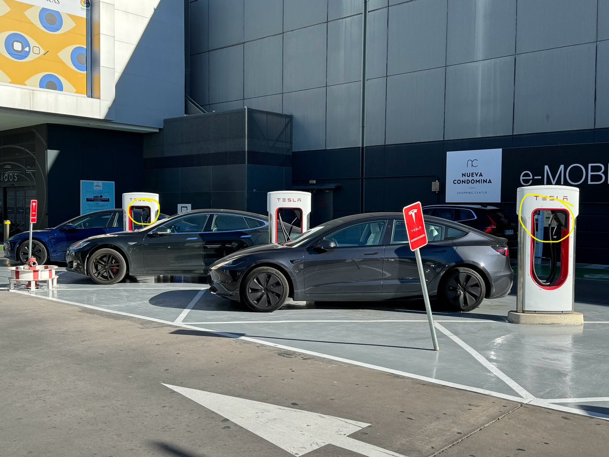 TeslaEnRojo's tweet photo. Que hacen 2 model 3 parados en el SuC de Murcia sin conectar? @Tesla unplugged and parked, are these test drive units?
@ClubTeslaES @TodosElectricos https://t.co/oUlg38Ik8u
