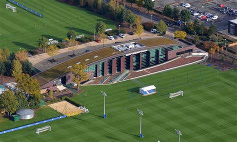 PLFranceStats's tweet image. 🛠️💙 [THREAD] 
Le centre d’entraînement de Chelsea, Cobham, est l’un des meilleurs centres de formation de football au monde.
Comment Chelsea a réussi à ramener autant de jeunes talents en Europe ? Quelle a été la stratégie du club ?
A déroulez 🔽