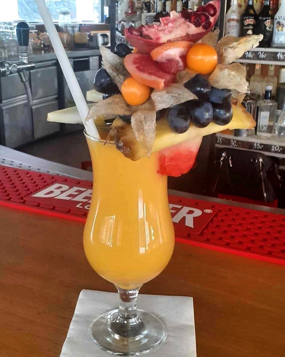 CoctailBarMax's tweet photo. Owocowa uczta czeka na Was w nowym koktajlu tygodnia. Ananas i mango skąpane w rumie znajdziesz w Maxach do niedzieli. Enjoy! 🍹🥭🍍 #coctailbarmax #cocktailoftheweek #koktajltygodnia #jastrzebiagora #homesweethome #sopot #grunwaldzka1 #warszawa #warsaw #nowyswiat32 https://t.co/YHhyNKu9y7
