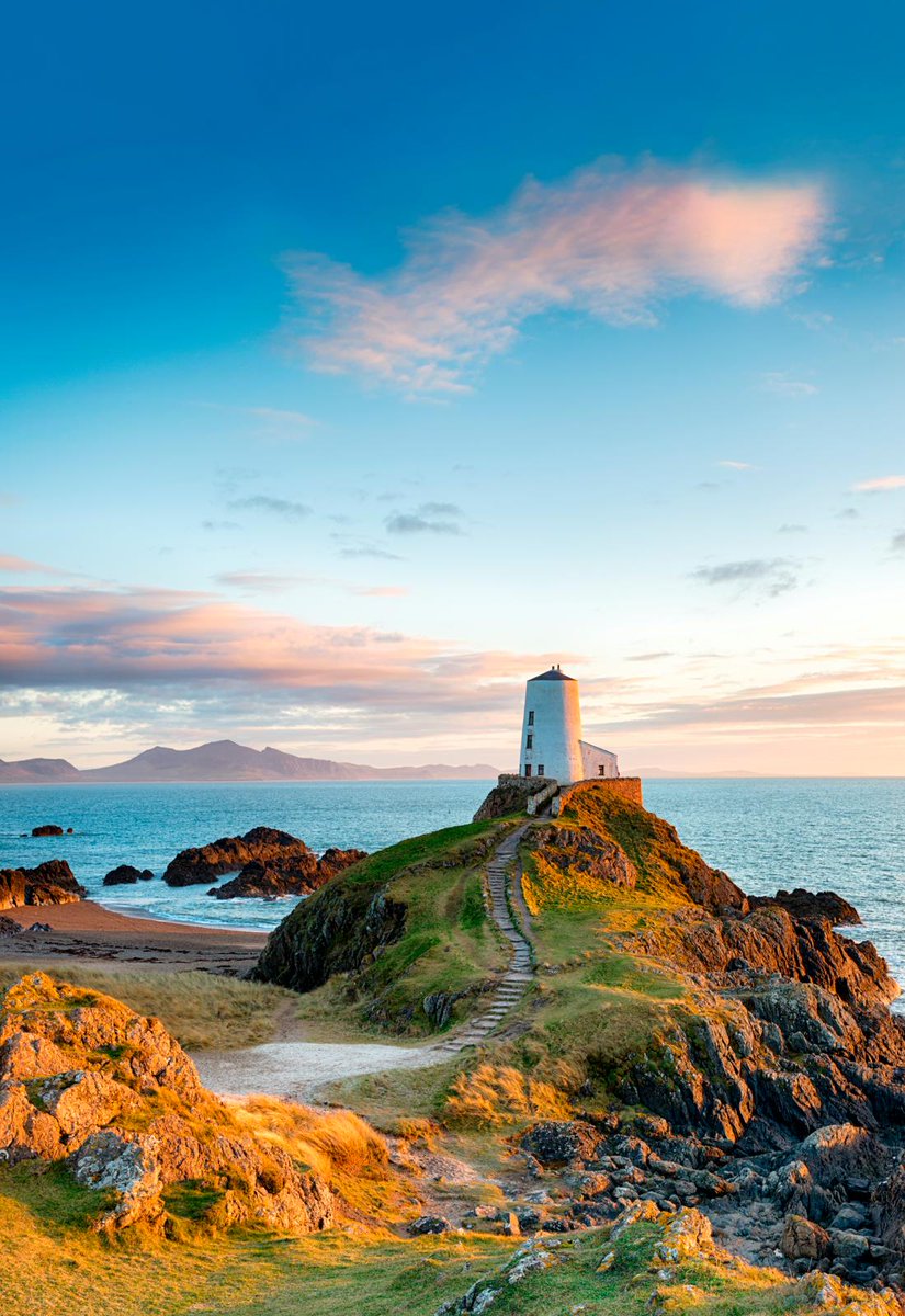 Happy St Dwynwen's Day everyone - the day devoted to Wales' patron saint of lovers. She founded a convent on Ynys Llanddwyn, a tidal island off the west coast of Anglesey where this most photogenic of lighthouses sits.