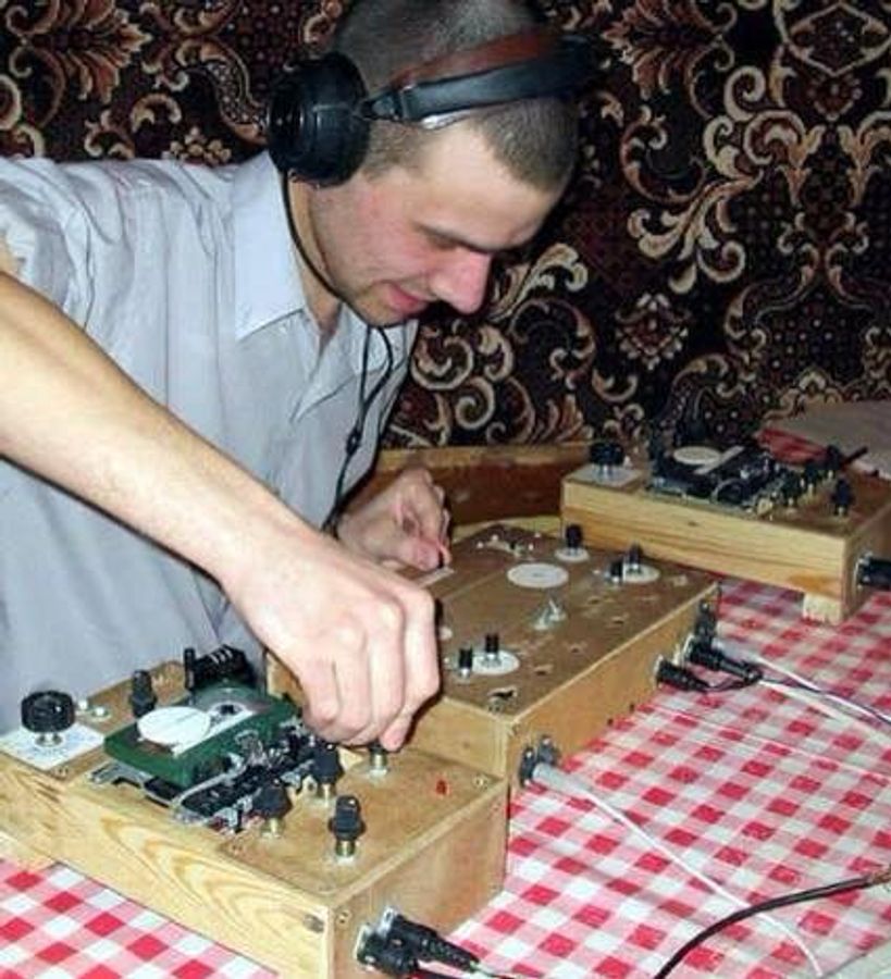 Much love goes out to Ivo Petrov, head of Mahorka Records for featuring a track from Hate Devours Its Host LP via Amek on his Beachy Head Radio Mix
—
Deck Chair 4: Beautiful Burnout ///
mixcloud.com/BeachyHeadRadi…
—
amekcollective.bandcamp.com/album/hate-dev…

Much love to the Bulgarian Crew.