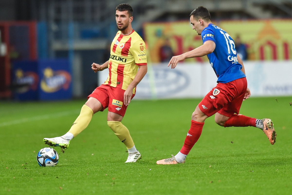 Eugeniogonza2's tweet photo. 🔚 Ronaldo Deaconu 🇷🇴 rescinde el contrato que le vinculaba con el Korona Kielce hasta el 30 junio. El centrocampista ha tenido un buen año y medio en #Ekstraklasa mostrando su calidad. Apunta a volver a su país con #FarulConstanta y #DinamoBucarest como favoritos para su fichaje https://t.co/pOkd3whcpc