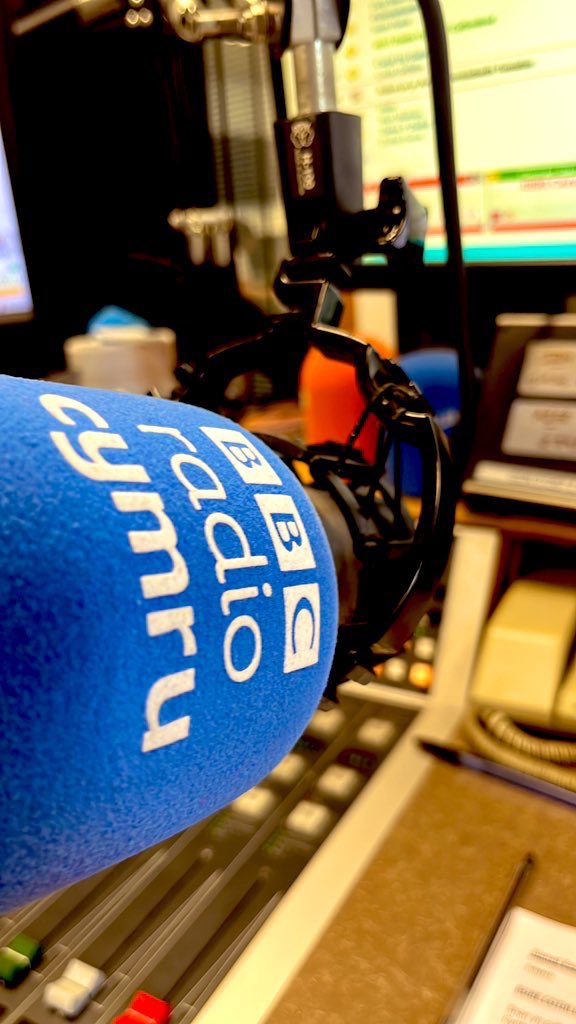 RealShanCothi's tweet photo. I ni’n mynd i fyd y DARTS bore ma ar Bore Cothi @BBCRadioCymru da Bedwyr Davies sy’n rhedeg Academi Ddartiau BEDLAM yn Llanbed! Bullseye amdani de?? #limerig #BoreCothi Bedwyr yn sgwrsio nesa 👍👌 https://t.co/sDXrHeGM6g